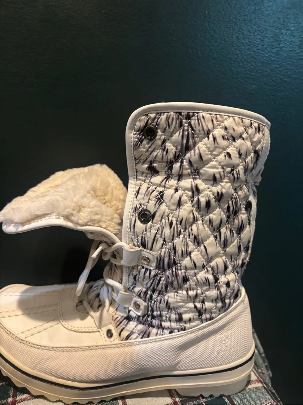 EUC Women's White Faux-Fur Winter Lace-Up Boots
